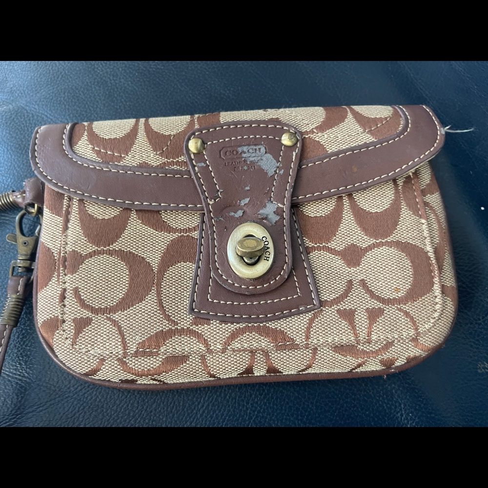 Authentic VINTAGE tan coach wristlet with twist lock fair condition